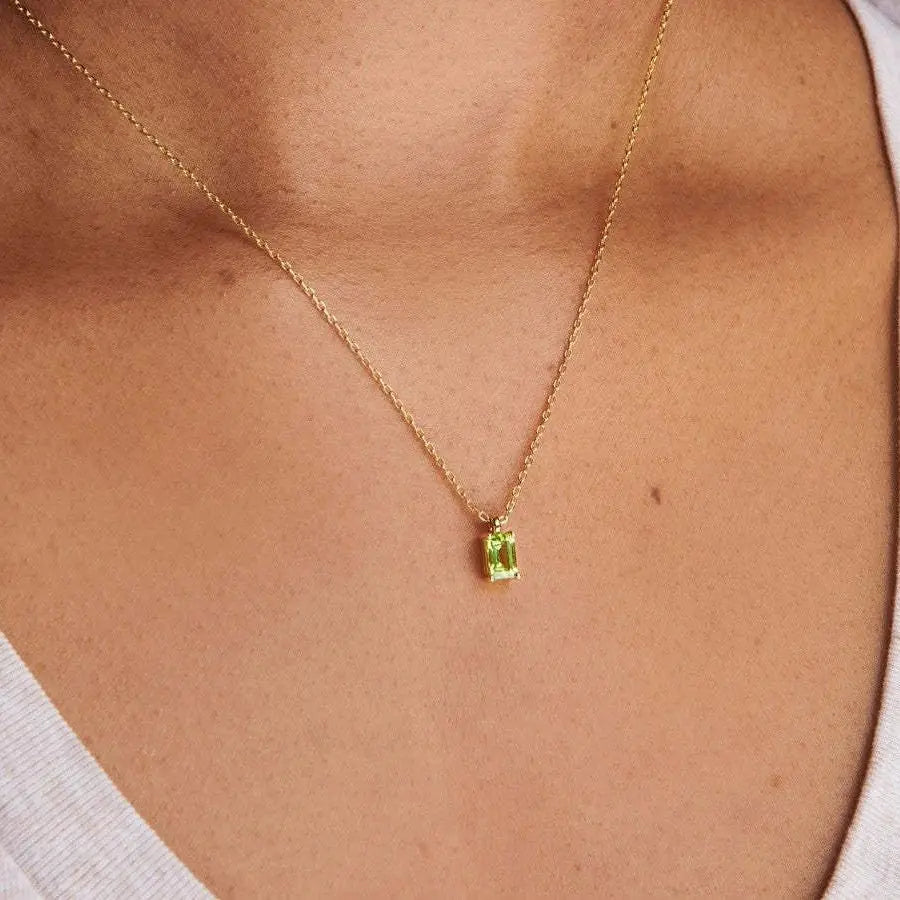 The Clara Solitaire Birthstone Necklace - Peridot