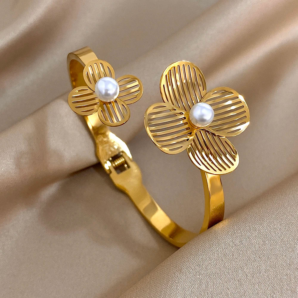 The Calla Openwork Clover Bangle - Gold & Pearl